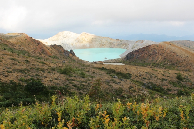 草津白根山の“湯釜”（群馬県）